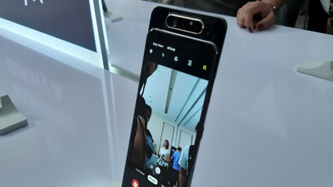 Samsung Galaxy A80.