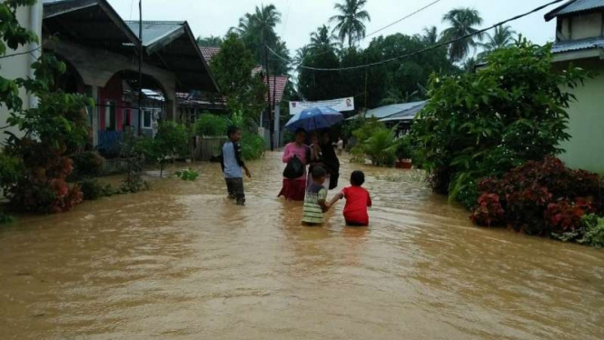 Sejumlah titik di Kota Padang, Sumatera Barat, banjir usai hujan lebat dan cukup lama mengguyur kota itu pada Rabu, 10 April 2019.