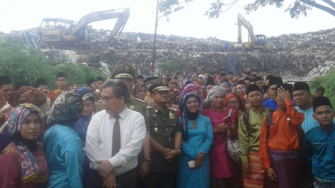 Ratusan CPNS Jambi dilantik di tempat pembuangan sampah.