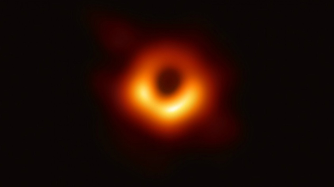 Foto black hole alias lubang hitam