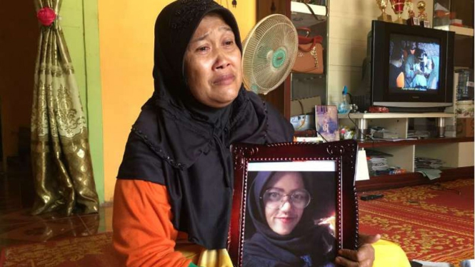Nurhayati Saat Menunjukan Foto Rosvita Harahap Korban Kecelakan di Malaysia