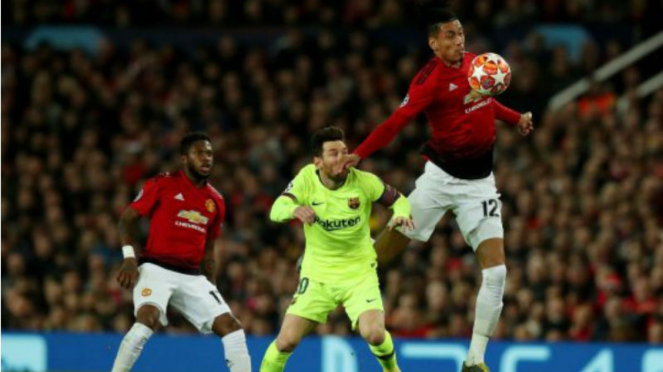 Duel Lionel Messi dan Chris Smalling di laga Manchester United versus Barcelona