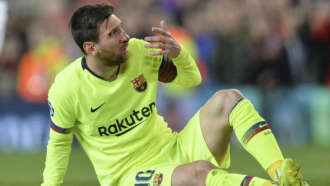 Bintang Barcelona, Lionel Messi, terkapar usai dihantam Chris Smalling