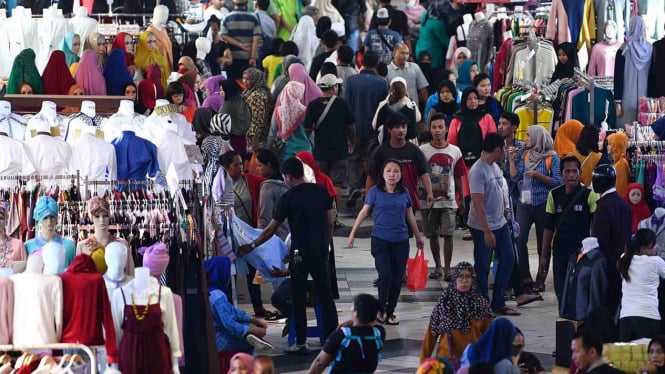Calon pembeli memilih pakaian di Pasar Tanah Abang, Jakarta Pusat, Rabu, 10 April 2019.