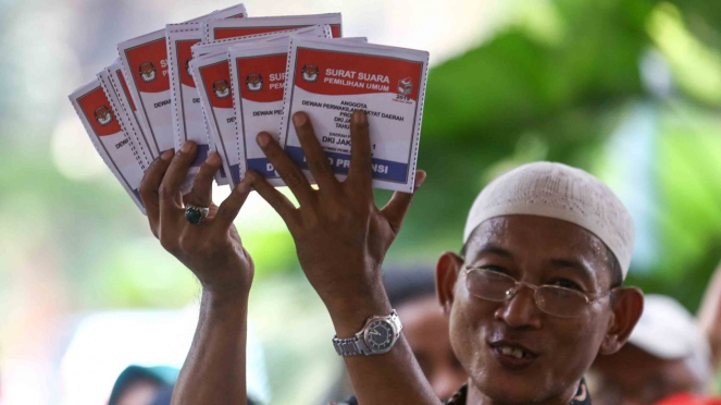 Petugas menunjukkan contoh surat suara saat simulasi Pemilu serentak 2019 di Jakarta