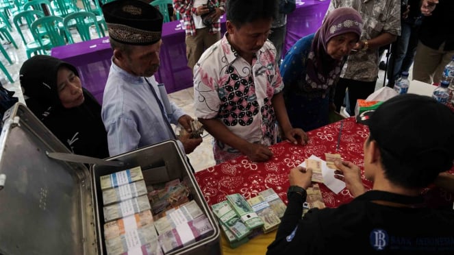 WARGA MELAKUMAN PENUKARAN UANG KEPADA TIM PENUKARAN Uang Keliling Bank Indonesia, Di Desa Klaces, Kampung Laut, Cilacap, Jateng, Rabu, 10 April 2019.