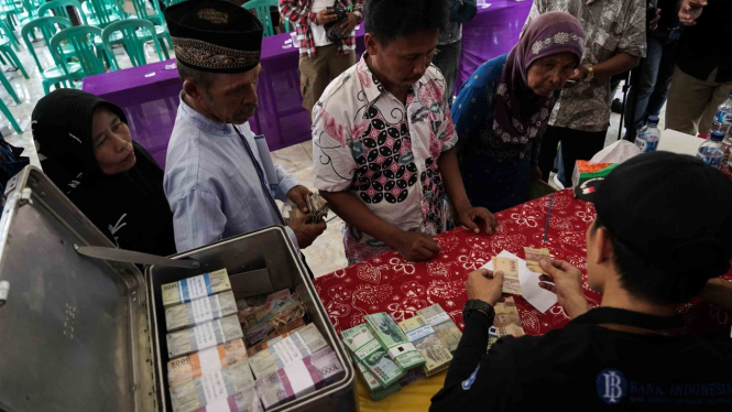 Warga melakukan penukaran uang kepada Tim Penukaran Uang Keliling Bank Indonesia, di Desa Klaces, Kampung Laut, Cilacap, Jateng, Rabu, 10 April 2019.