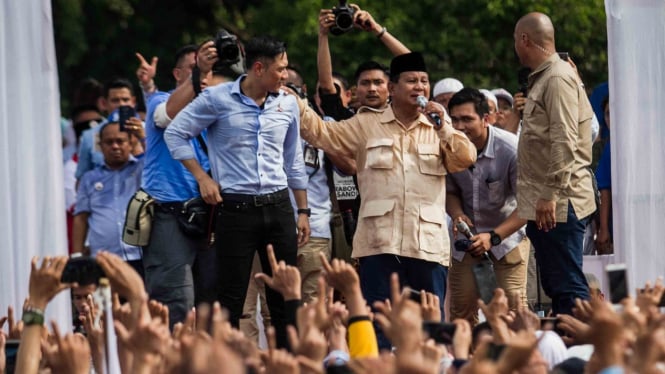 Calon Presiden nomor urut 02 Prabowo Subianto (kedua kanan) bersama Komandan Kogasma Partai Demokrat Agus Harimurti Yudhoyono (kiri) memberikan orasi politik saat kampanye terbuka di Stadion Sriwedari, Solo, Jawa Tengah