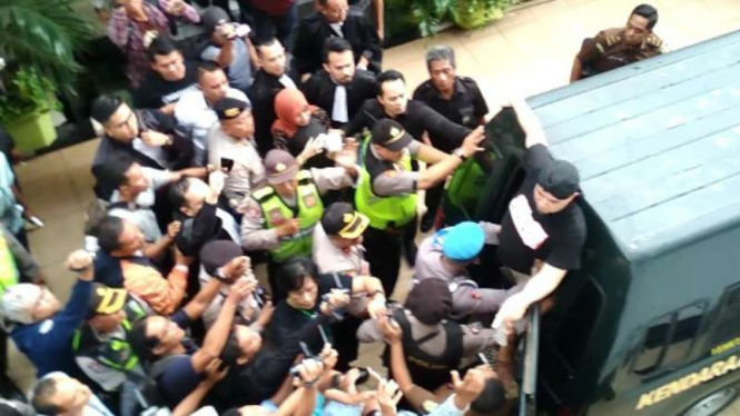 Kekisruhan usai sidang Ahmad Dhani Prasetyo di Pengadilan Negeri Surabaya, Jawa Timur, pada Kamis, 11 April 2019.