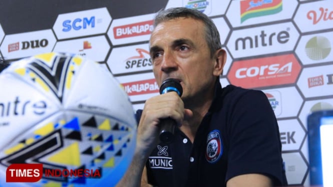 Pelatih Arema FC dalam preskon jelang Final Piala Presiden 2019. (FOTO: Tria Adha/TIMES Indonesia)