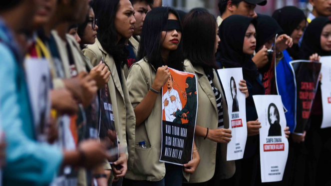 Mahasiswa yang tergabung dalam Aliansi Mahasiswa Indonesia melakukan aksi solidaritas pada Peringatan dua tahun kasus kekerasan terhadap Novel Baswedan di depan gedung KPK, Jakarta, Kamis, 11 April 2019.