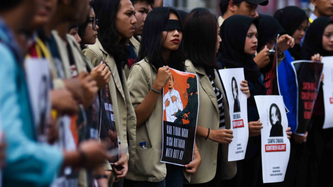 Mahasiswa yang tergabung dalam Aliansi Mahasiswa Indonesia melakukan aksi solidaritas pada Peringatan dua tahun kasus kekerasan terhadap Novel Baswedan di depan gedung KPK, Jakarta, Kamis, 11 April 2019.