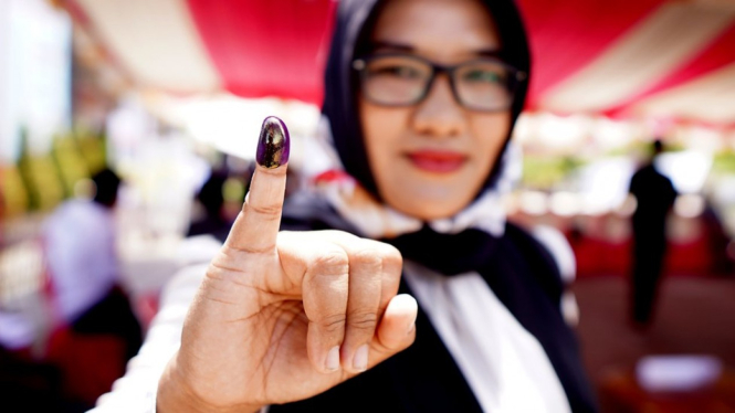 Seorang warga menunjukan jari yang telah diberi tinta usai mengikuti simulasi pemungutan dan penghitungan suara Pemilihan Umum di kantor Komisi Pemilihan Umum (KPU) Kabupaten Gorontalo, Gorontalo, Minggu (3/3/2019). - ANTARA FOTO/Adiwinata Solihin