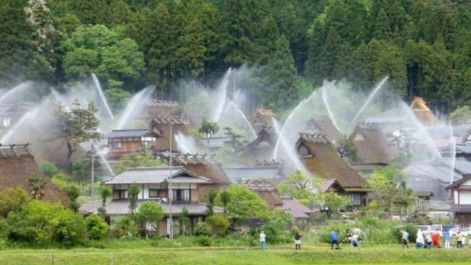 Kayabuki no Sato sprinklers di Jepang