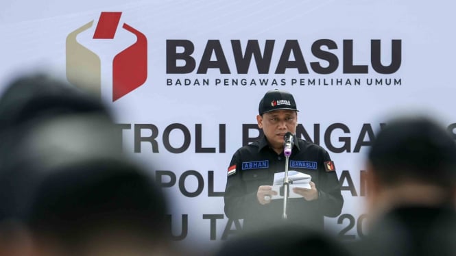 Ketua Bawaslu Abhan berpidato di hadapan peserta apel patroli pengawasan anti politik uang Pemilu 2019 di Lapangan Banteng, Jakarta