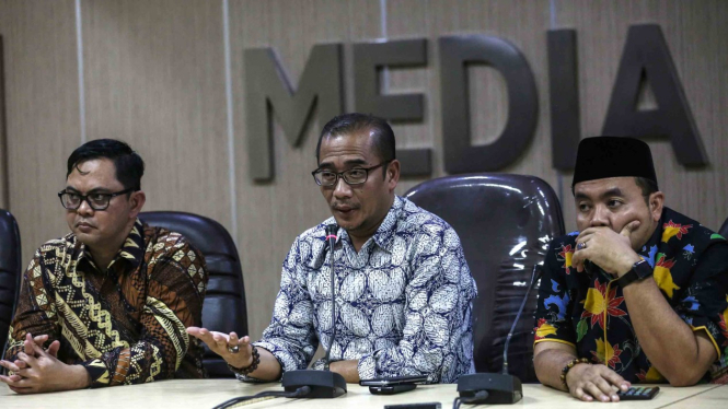 Komisioner Bawaslu Muhammad Afifudin (kanan) bersama Komisioner KPU Hasyim Asyari (tengah) dan Viryan Azis (kiri) menjawab pertanyaan dari wartawan terkait dugaan surat suara tercoblos di Malaysia di media center Bawaslu RI, Jakarta
