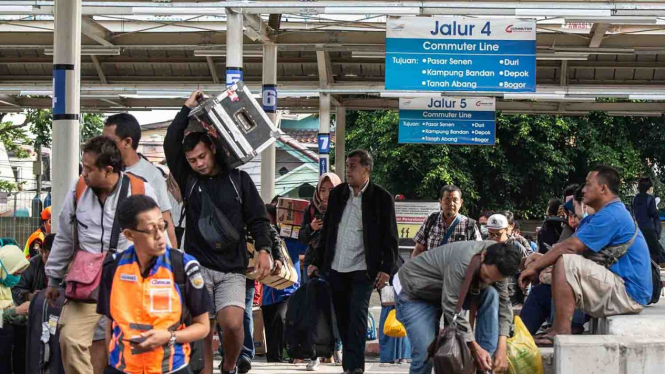 Penumpang kereta di Stasiun Jatinegara, Jakarta, Jumat, 12 April 2019.