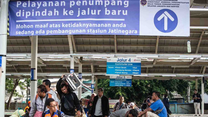 Penumpang kereta beraktivitas di peron jalur rel dwiganda Stasiun Jatinegara, Jakarta, Jumat, 12 April 2019.