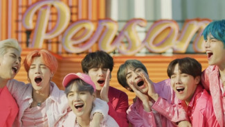 Gantengnya Gaya BTS di Karpet Merah MMA 2019, Taehyung Bikin Pangling