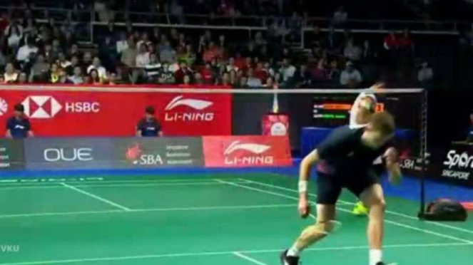 Jonatan Christie vs Viktor Axelsen di perempatfinal Singapore Open 2019.