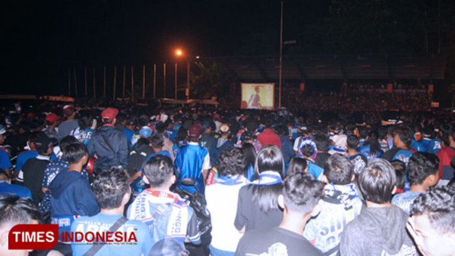 Ribuan Aremania saat nobar Final Piala Presiden antara Arema FC melawan Persebaya melalui layar lebar di luar stadion Kanjuruhan. (Foto : Binar Gumilang / TIMES Indonesia)