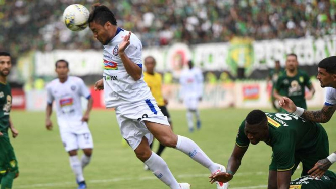 Mantan bek Arema FC, Hamka Hamzah, dalam laga kontra Persebaya Surabaya