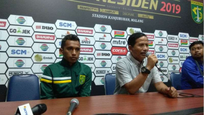 Pelatih Persebaya Surabaya, Djadjang Nurdjaman dan Irfan Jaya.