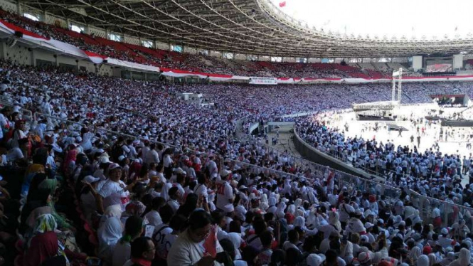 Pendukung Jokowi-Ma'ruf mulai memasuki lokasi kampanye akbar di Stadion GBK.