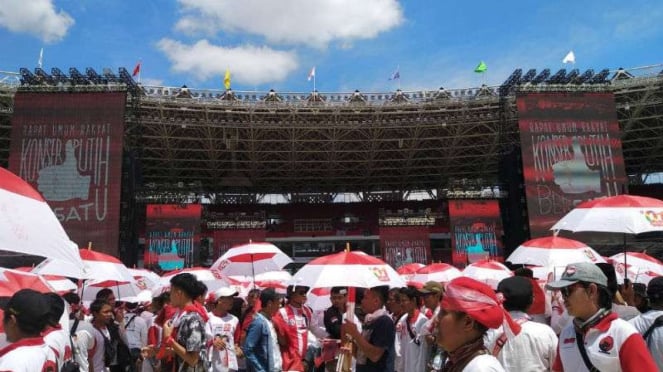 Massa pendukung Jokowi-Maruf Amin di Stadion GBK, Senayan, Jakarta.