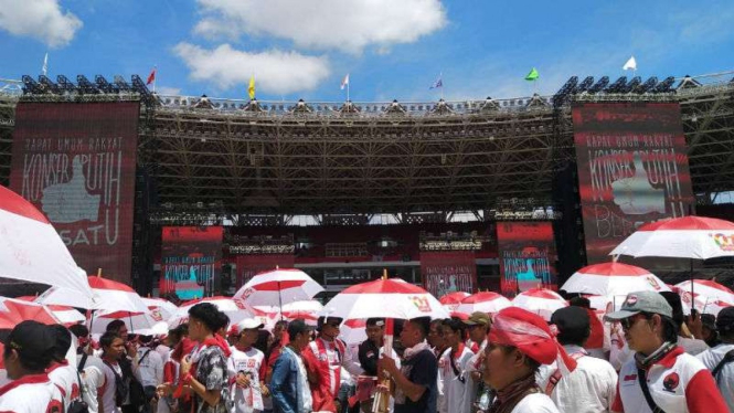 Massa pendukung Jokowi-Maruf Amin di Stadion GBK, Senayan, Jakarta.