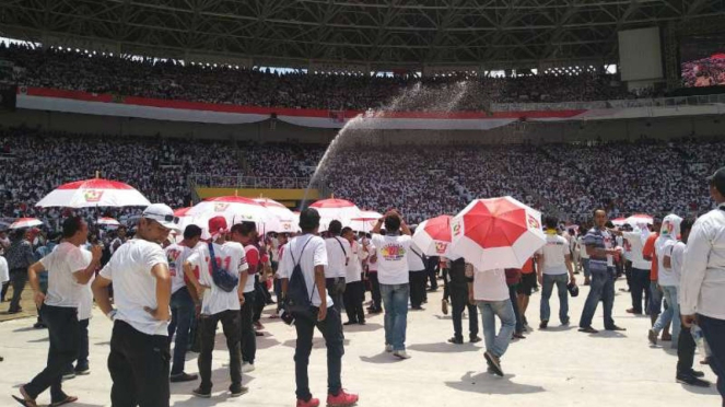 Massa pendukung Jokowi-Maruf Amin di Stadion GBK, Senayan, Jakarta.