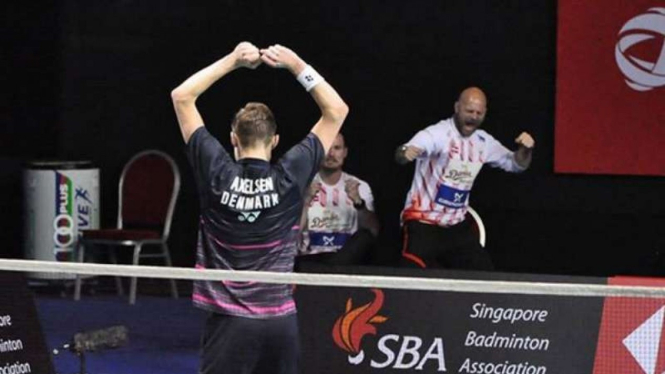 Viktor Axelsen berselebrasu usai hajar Jonatan Christie.