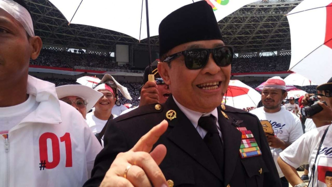  Teguh Boedyono (68), pria mirip Presiden  Soekarno hadir di kampanye Jokowi.