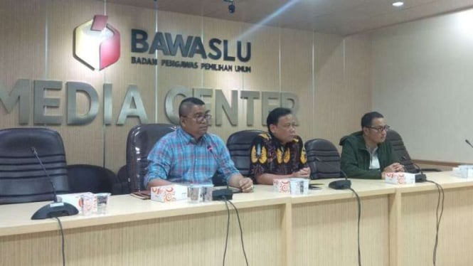 Ketua Bawaslu Abhan (tengah) didampingi Anggota Bawaslu, Fritz Edward Siregar (kiri) saat jumpa pers beberapa waktu lalu.