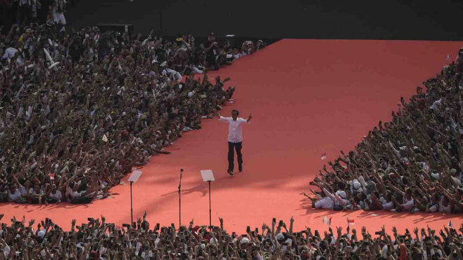 Calon Presiden Nomor urut 01 Joko Widodo (Jokowi) menyapa para pendukung saat mengikuti Konser Putih Bersatu dalam rangka Kampanye Akbar Pasangan Capres no urut 01 di Gelora Bung Karno (GBK), Jakarta, Sabtu, 13 April 2019.