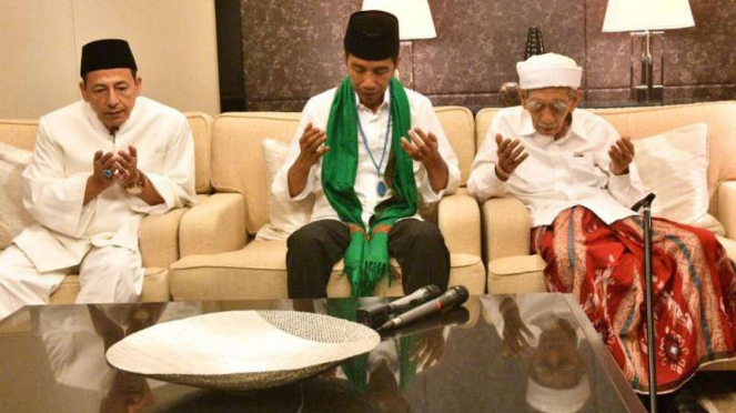 Calon presiden Jokowi bersama Mbah Moen dan Habib Luthfi.