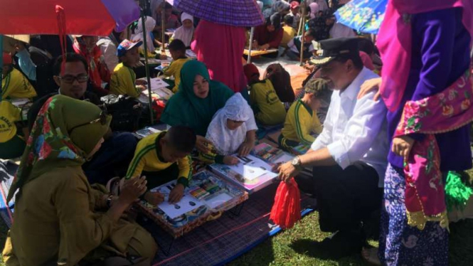 Sebanyak 7.500 anak-anak Pendidikan Anak Usia Dini di Kabupaten Limapuluh Kota, Sumatera Barat, berlomba menggambar mewarnai wajah Presiden Joko Widodo dan Ibu Negara Iriana Jokowi pada Sabtu, 13 April 2019.