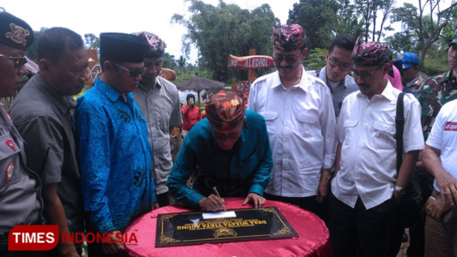 Bupati Bondowoso Drs KH Salwa Arifin saat menandatangani prasasti saat meresmikan Wisata Desa Tirta Agung Desa Sukosari Kidul Kecamatan Sumberwringin (FOTO: Moh Bahri/TIMES Indonesia)