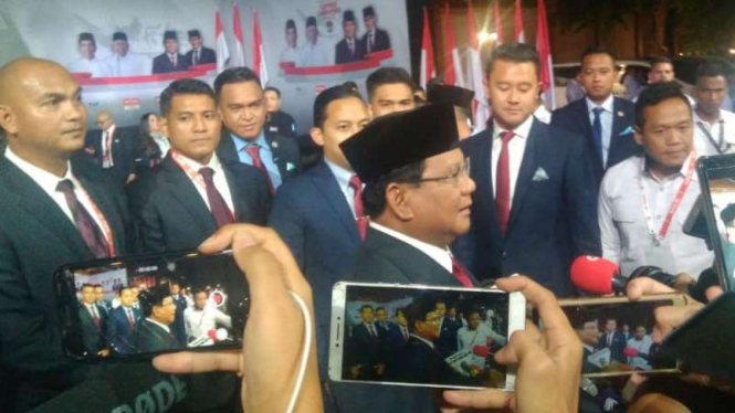 Calon presiden nomor urut 02 Prabowo Subianto tiba di lokasi debat kelima.