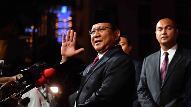 Capres  nomor urut 02 Prabowo Subianto menyapa para wartawan setibanya di lokasi debat capres putaran keempat di Hotel Sultan, Jakarta, Sabtu, 13 April 2019.