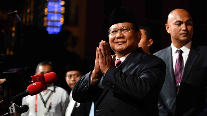 Capres  nomor urut 02 Prabowo Subianto menyapa para wartawan setibanya di lokasi debat capres putaran keempat di Hotel Sultan, Jakarta, Sabtu, 13 April 2019.