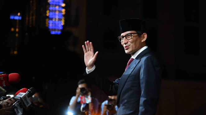 Cawapres nomor urut 02 Sandiaga Salahudin Uno menyapa para wartawan setibanya di lokasi debat keiima Pilpres 2019, di Hotel Sultan, Jakarta, Sabtu, 13 April 2019.