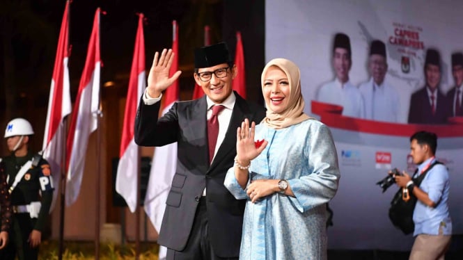 Cawapres nomor urut 02 Sandiaga Salahudin Uno bersama istri Nur Asia menyapa para wartawan setibanya di lokasi debat keiima Pilpres 2019, di Hotel Sultan, Jakarta, Sabtu, 13 April 2019.