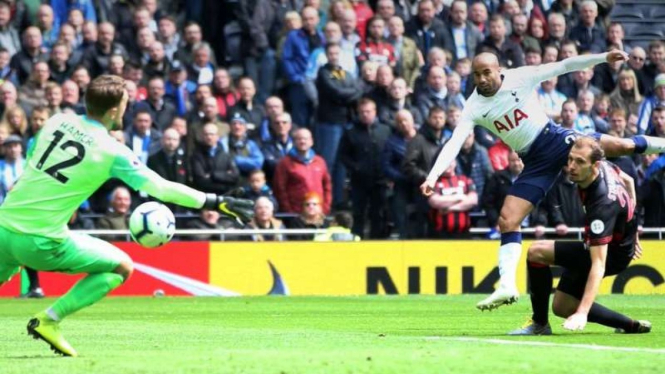 Gelandang Spurs, Lucas Moura (putih)