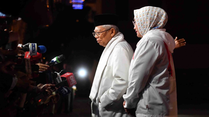 Cawapres nomor urut 01 Ma'ruf Amin bersama istri Wury Estu Handayani tiba di lokasi untuk mengikuti debat Pilpres 2019 putaran kelima di Hotel Sultan, Jakarta, Sabtu, 13 April 2019.