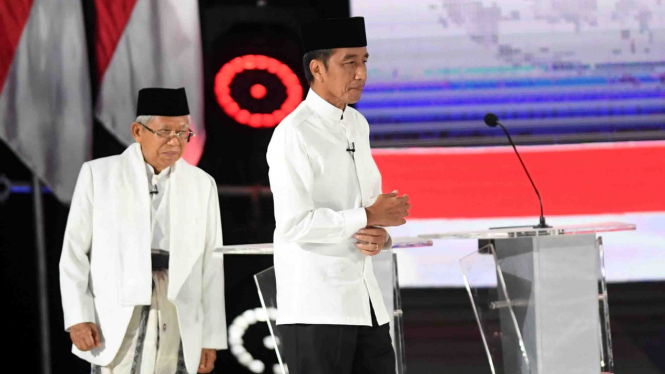 Pasangan capres-cawapres nomor urut 01 Joko Widodo (kiri) dan Ma'ruf Amin mengikuti debat kelima Pilpres 2019 di Hotel Sultan, Jakarta, Sabtu, 13 April 2019.
