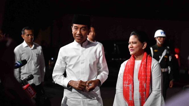 Capres nomor urut 01 Joko Widodo bersama istri Iriana Joko Widodo tiba di lokasi untuk mengikuti debat Pilpres 2019 putaran kelima, di Hotel Sultan, Jakarta, Sabtu, 13 April 2019.