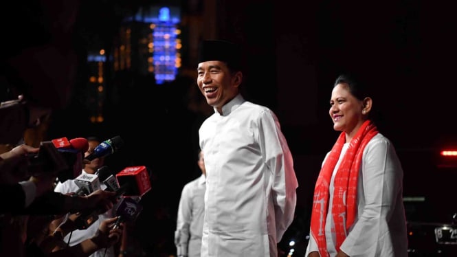 Jokowi bersama istrinya, Iriana Joko Widodo, tiba di lokasi untuk mengikuti debat Pilpres putaran kelima, di Hotel Sultan, Jakarta, Sabtu, 13 April 2019.
