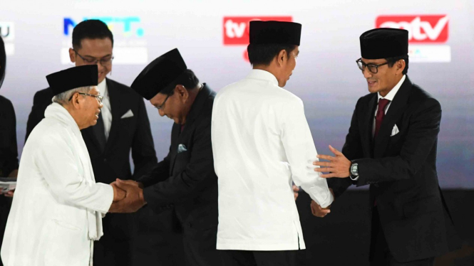 Pasangan capres-cawapres nomor urut 01 Joko Widodo (kedua kiri) dan Ma'ruf Amin (kiri) serta pasangan nomor urut 02 Prabowo Subianto (kedua kanan) dan Sandiaga Uno (kanan).