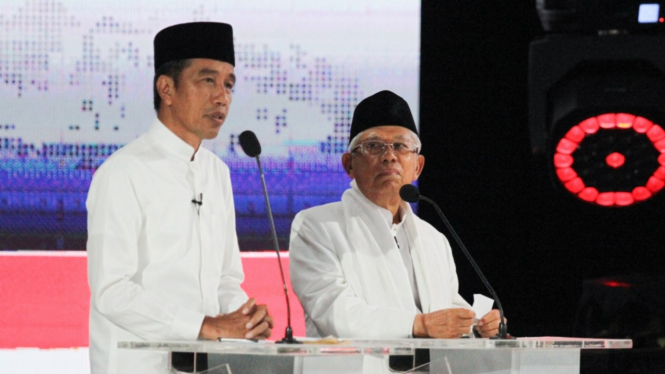 Pasangan capres-cawapres nomor urut 01 Joko Widodo (kiri) dan Ma'ruf Amin mengikuti debat kelima Pilpres 2019 di Hotel Sultan, Jakarta, Sabtu, 13 April 2019.